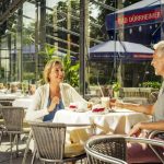 Paar bei Kaffee und Kuchen im Wintergarten des Kurhauses Bad Dürrheims