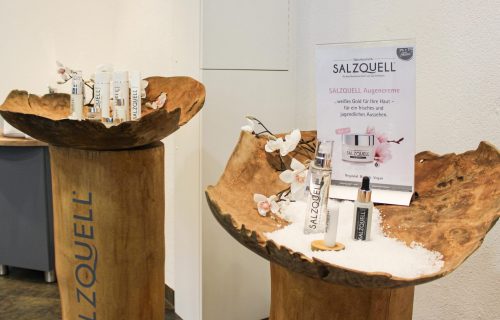 SALZQUELL-Produkte werden zusammen mit Salz in einer Holzschale präsentiert