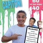 Plakat mit dem Text 'Roberto Capitoni' und '60 ist das Neue 40'. Roberto Capitoni in weißem T-Shirt zeigt auf eine Bucketlist mit durchgestrichenen und offenen Punkten.