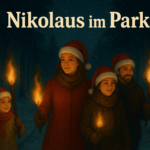 Kinder und Erwachsene mit Nikolaus Mützen und Fackeln die im dunkeln durch einen Park/Wald laufen.