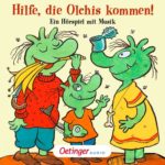 Drei grüne Olchi-Figuren mit spitzen Ohren und Zähnen, eine trägt roten Pullover und blaue Hose, eine orange T-Shirt mit Fisch, eine gelbes Kleid mit Knochenkette.